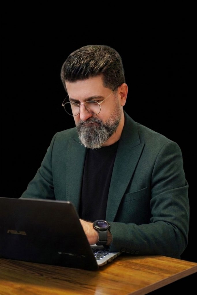 محسن کارگاه در حال برگزاری ورکشاپ کوچینگ و توسعه فردی برای شرکت‌کنندگان